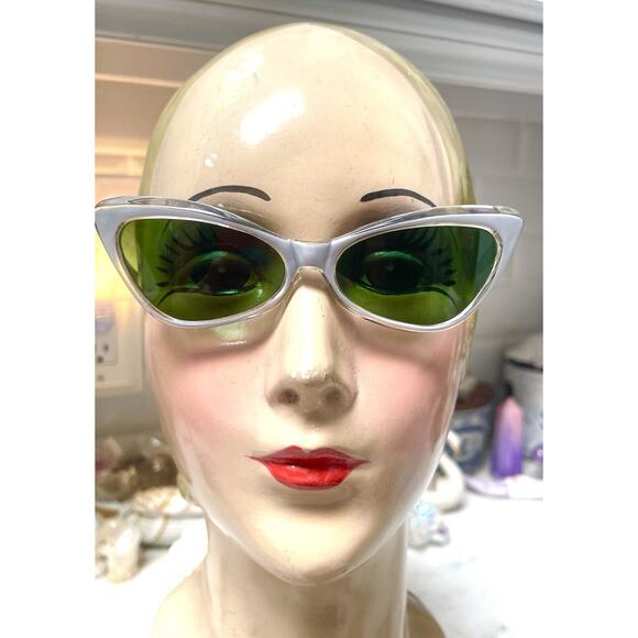 1950’s 1960’s Vintage Cat eye Gray Sunglasses Pearl Green Lens - Picture 1 of 10